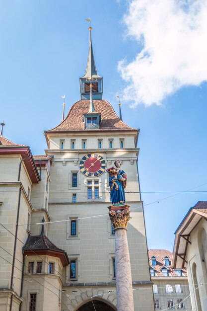 Zdjęcie niski kąt widoku budynku na tle nieba