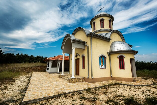 Zdjęcie niski kąt widoku budynku na tle nieba