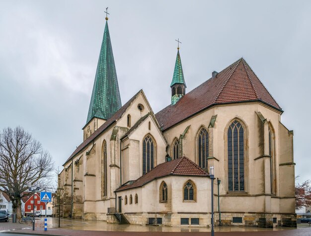 Zdjęcie niski kąt widoku budynku na tle nieba