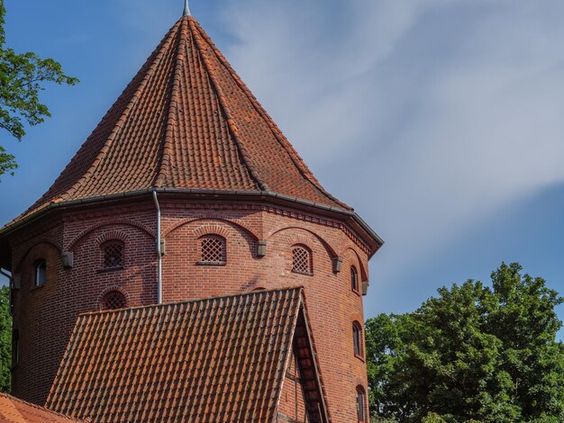 Zdjęcie niski kąt widoku budynku na tle nieba