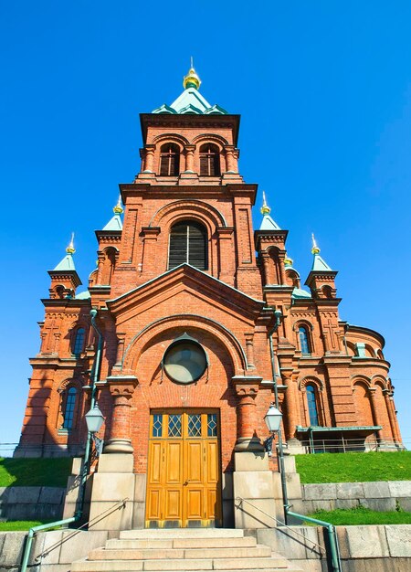 Zdjęcie niski kąt widoku budynku na tle niebieskiego nieba