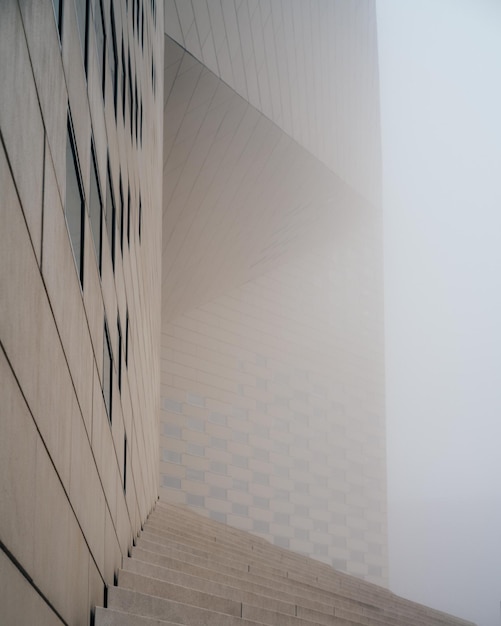 Zdjęcie niski kąt widoku budynku o minimalistycznej architekturze