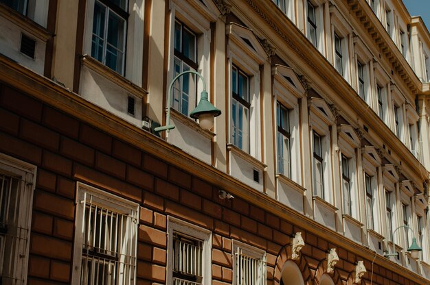 Zdjęcie niski kąt widoku budynku w mieście