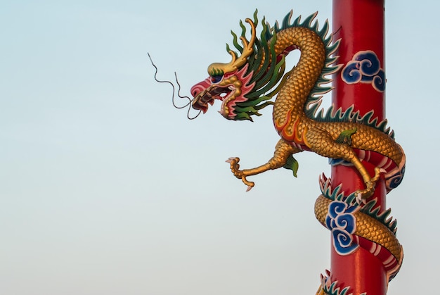 Zdjęcie niski kąt widoku chińskiej rzeźby smoka na słupie na czystym niebie