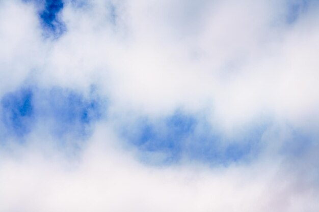 Zdjęcie niski kąt widoku chmur na niebie