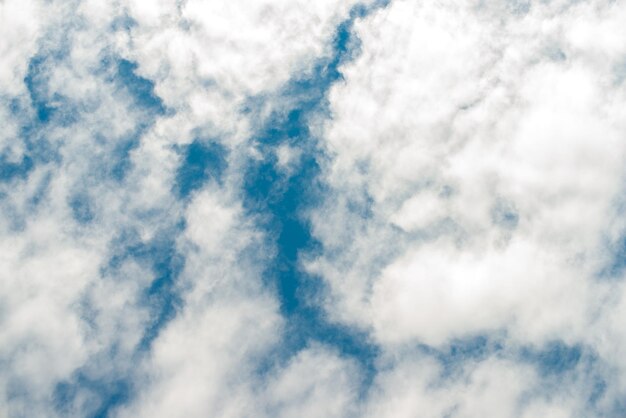 Zdjęcie niski kąt widoku chmur na niebie