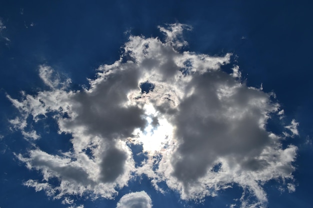 Zdjęcie niski kąt widoku chmur na niebieskim niebie