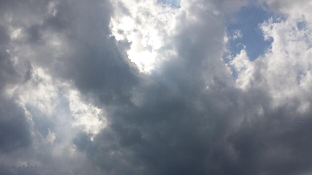 Zdjęcie niski kąt widoku chmurnego nieba
