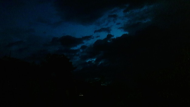 Zdjęcie niski kąt widoku ciemnego nieba