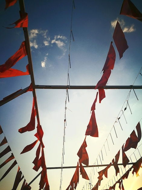 Zdjęcie niski kąt widoku czerwonych flag wiszących na niebie