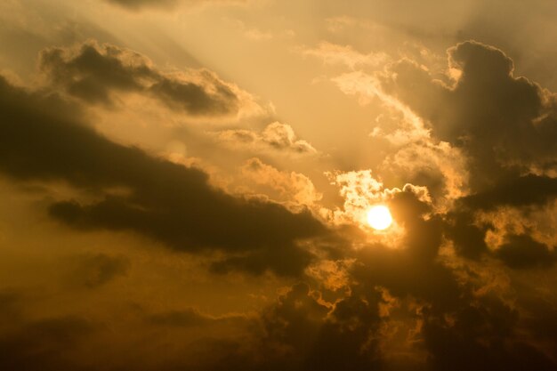 Zdjęcie niski kąt widoku dramatycznego nieba podczas zachodu słońca