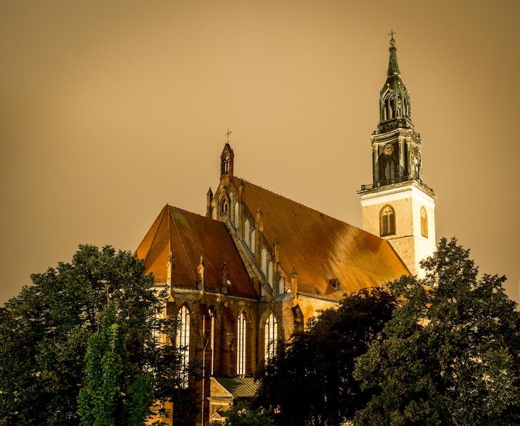 Zdjęcie niski kąt widoku dzwonnicy na tle nieba
