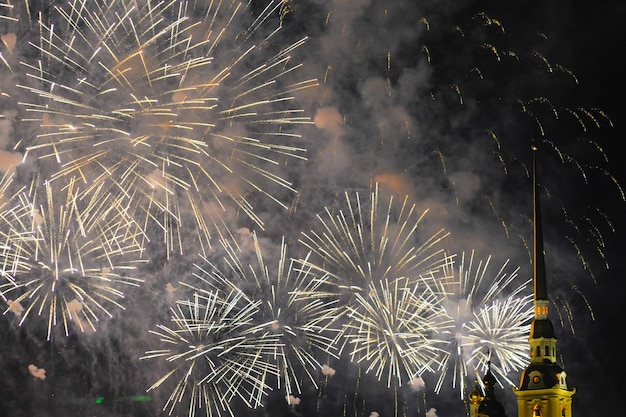 Niski kąt widoku fajerwerków nad kościołem w nocy