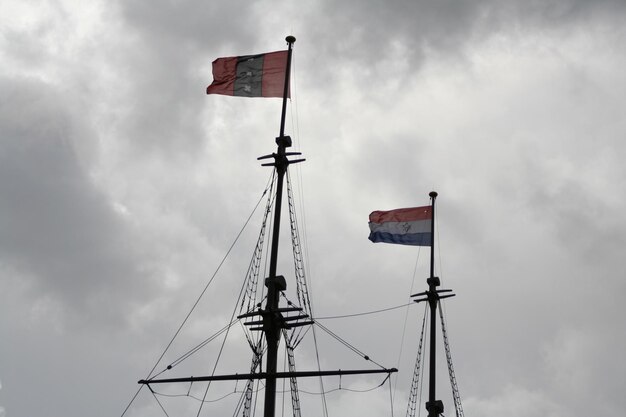 Zdjęcie niski kąt widoku flag na mascie na tle nieba