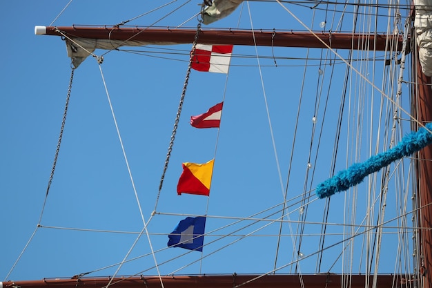 Zdjęcie niski kąt widoku flag wiszących na czystej niebieskiej chmurze