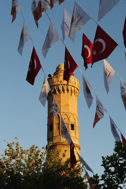 Zdjęcie niski kąt widoku flag wiszących na niebie