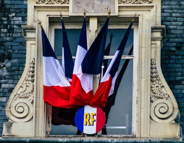 Zdjęcie niski kąt widoku flagi w stosunku do budynku