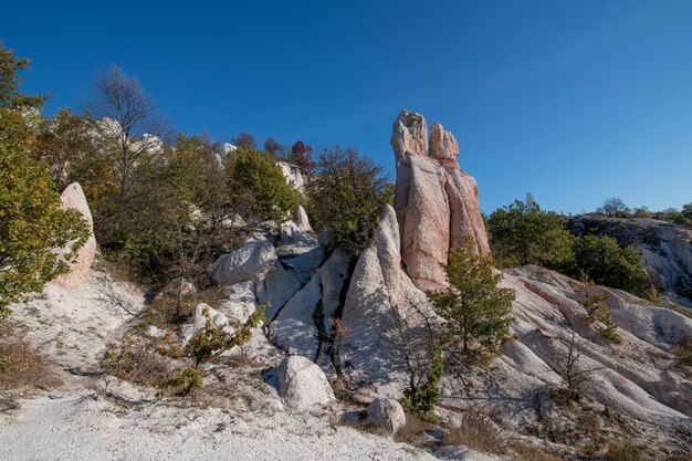 Niski Kąt Widoku Formacji Skalnej Na Tle Nieba