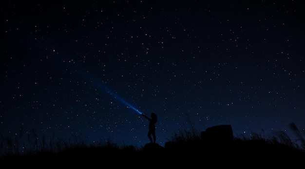 Niski kąt widoku gwiazd na nocnym niebie