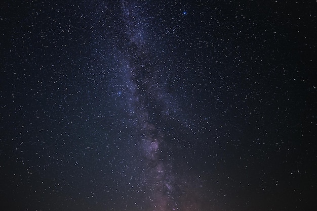 Niski kąt widoku gwiazd na nocnym niebie