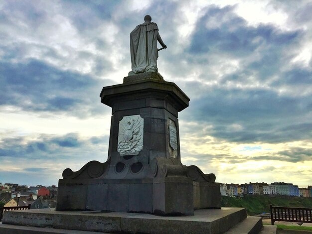 Zdjęcie niski kąt widoku historycznego budynku na chmurnym niebie