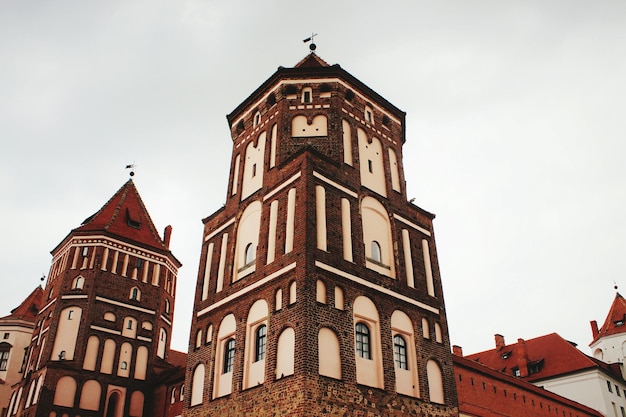 Niski kąt widoku historycznego budynku na jasnym niebie
