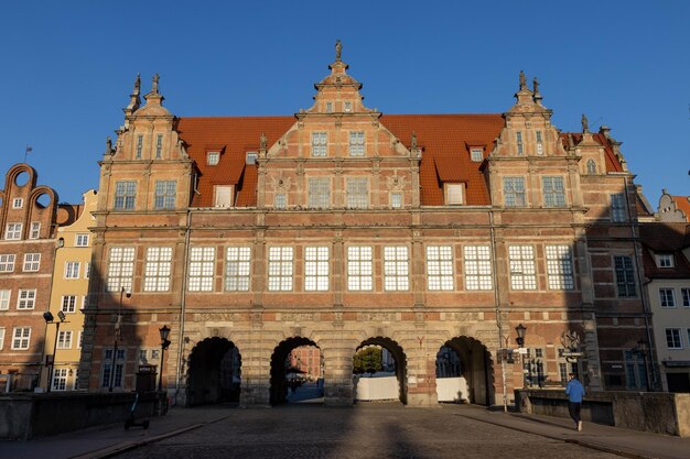 Zdjęcie niski kąt widoku historycznego budynku na jasnym niebie