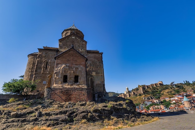 Zdjęcie niski kąt widoku historycznego budynku na tle jasnego niebieskiego nieba