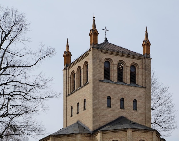 Niski kąt widoku historycznego budynku na tle jasnego niebieskiego nieba
