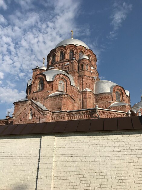 Zdjęcie niski kąt widoku historycznego budynku na tle nieba