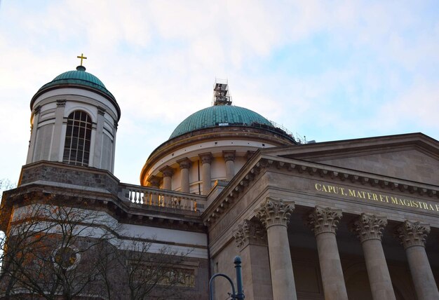 Niski kąt widoku historycznego budynku na tle nieba