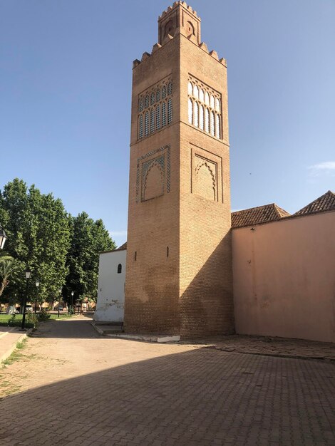 Niski kąt widoku historycznego budynku na tle nieba