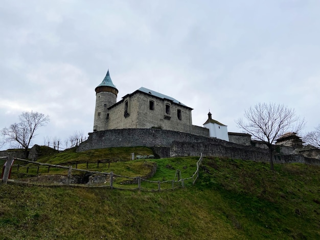 Zdjęcie niski kąt widoku historycznego budynku na tle nieba