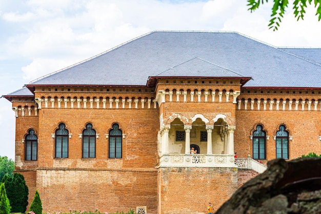 Niski kąt widoku historycznego budynku na tle nieba