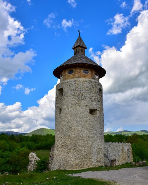 Zdjęcie niski kąt widoku historycznego budynku na tle nieba