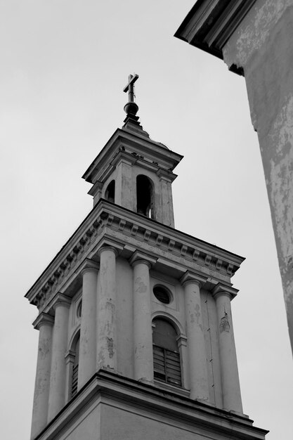 Zdjęcie niski kąt widoku historycznego kościoła na tle nieba