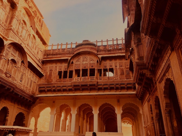 Niski kąt widoku historycznego zamku w Indiach