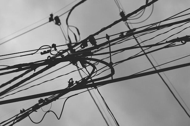 Niski kąt widoku kabli energetycznych na jasnym niebie