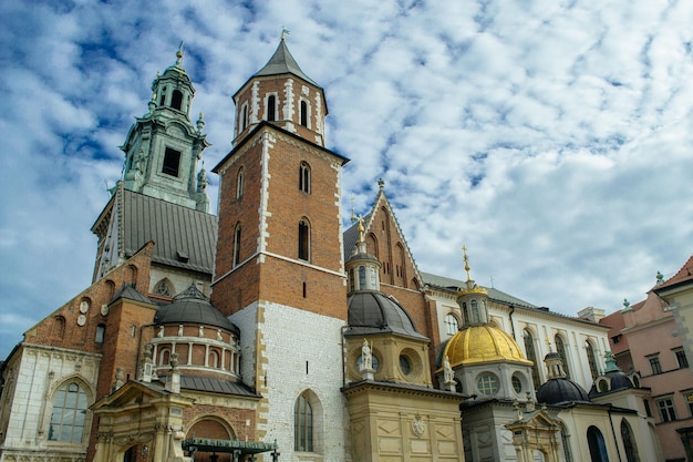 Niski kąt widoku katedry wawel na chmurnym niebie