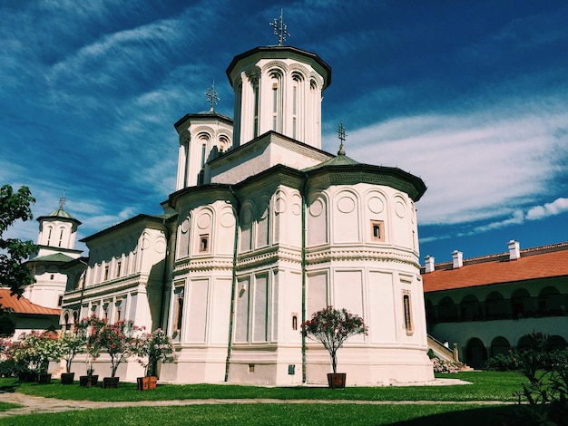 Niski kąt widoku klasztoru na horyzoncie na tle nieba