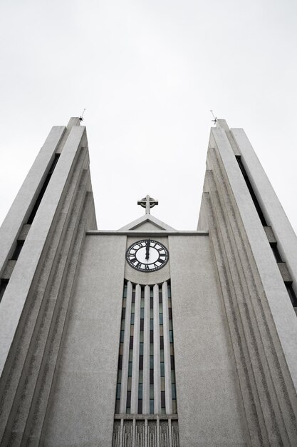 Zdjęcie niski kąt widoku kościoła akureyri