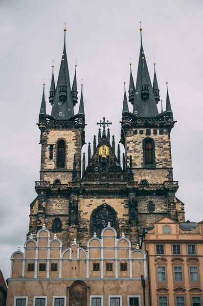 Zdjęcie niski kąt widoku kościoła na chmurnym niebie