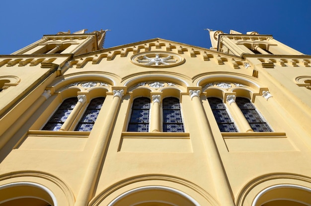Niski kąt widoku kościoła na tle nieba