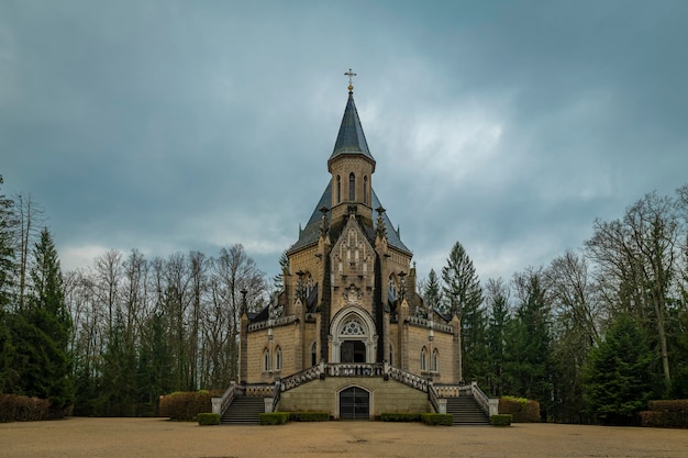 Zdjęcie niski kąt widoku kościoła na tle nieba