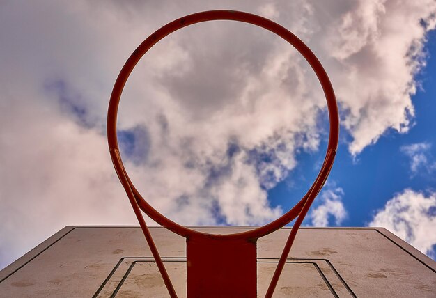 Zdjęcie niski kąt widoku koszykówki na tle nieba