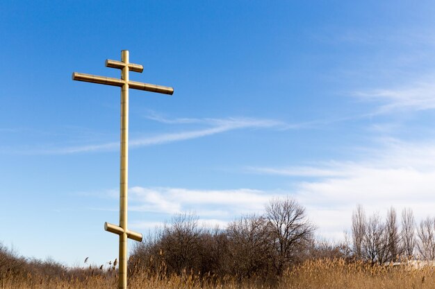 Zdjęcie niski kąt widoku krzyża na polu na tle nieba