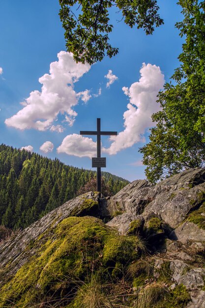 Zdjęcie niski kąt widoku krzyża na tle nieba