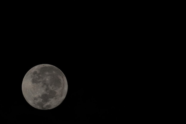 Zdjęcie niski kąt widoku księżyca na jasnym niebie w nocy