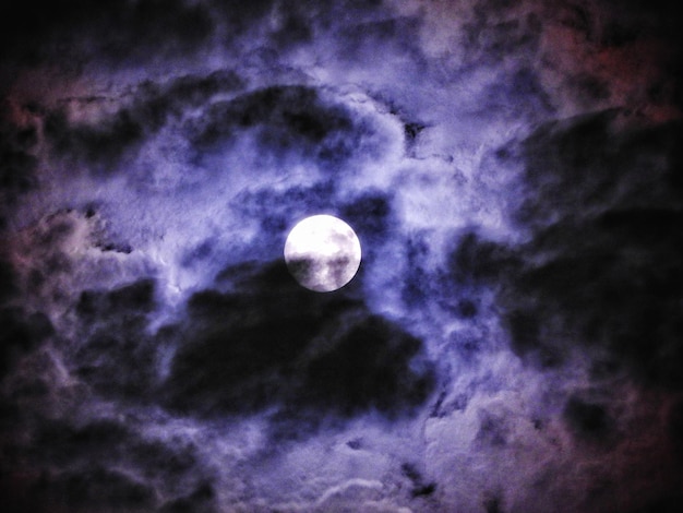 Niski kąt widoku księżyca na niebie