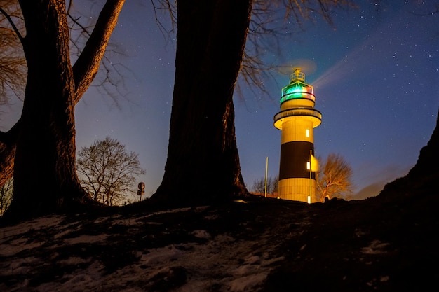 Zdjęcie niski kąt widoku latarni morskiej na tle nocnego nieba